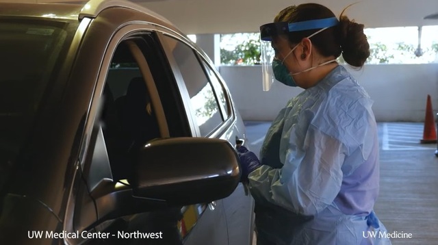 [서울=뉴시스] 미국 워싱턴 주 시애틀에 위치한 워싱턴대(UW) 의료센터에서 10일(현지시간) 신종 코로나바이러스 감염증(코로나19) 검사를 위한 한국식 '드라이브 스루'(Drive Through. 차량 이동식) 선별 진료소가 운영되고 있는 모습. 2020.3.11. <출처: UW 의료센터>