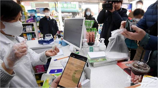 '마스크 5부제'가 시행 이틀째인 10일 서울 종로구의 한 약국에서 시민들이 공적 마스크를 구매하고 있다. (사진=박종민 기자)