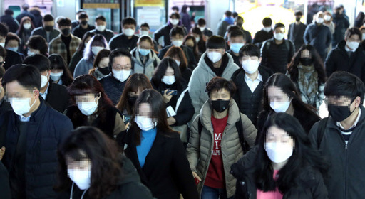구로 콜센터 코로나19 확진자가 90명을 넘은 11일 오전 시민들이 마스크를 쓴 채 서울 구로구 신도림역을 통해 출근하고 있다.