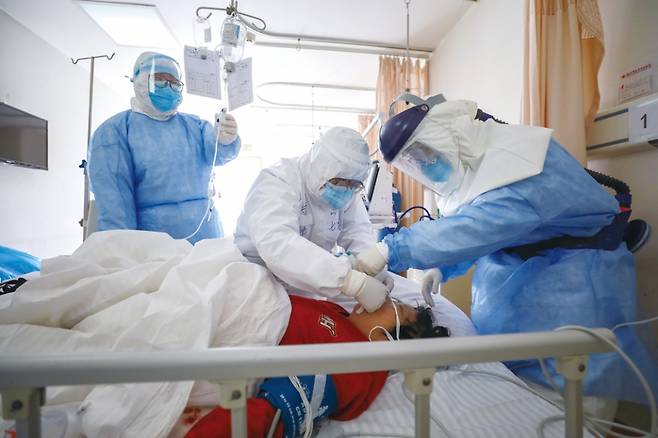 중국 우한의 한 병원 의료진이 환자를 치료하고 있다 ⓒEPA 연합
