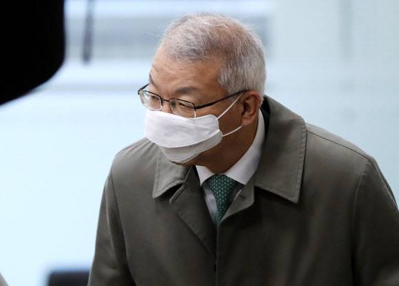 양승태 전 대법원장이 11일 오전 서울 서초구 서울중앙지법에서 열린 속행공판에 출석하기 위해 법정으로 향하고 있다. 연합뉴스 양승태 전 대법원장이 11일 오전 서울 서초구 서울중앙지법에서 열린 속행공판에 출석하기 위해 법정으로 향하고 있다. 연합뉴스