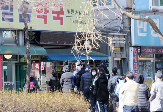 지난 11일 경기도 고양시 한 약국 앞에 시민들이 마스크를 사기 위해 길게 줄서 있다./사진=연합뉴스