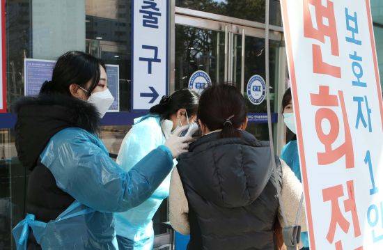 의사·간호사 등 6명이 신종 코로나바이러스 감염증(코로나19) 확진 판정을 받아 코호트(집단) 격리된 경남 한마음창원병원이 11일 오전 외래 진료를 재개했다. 의료진들이 병원 입구에서 방문객 체온을 재는 모습. 연합뉴스