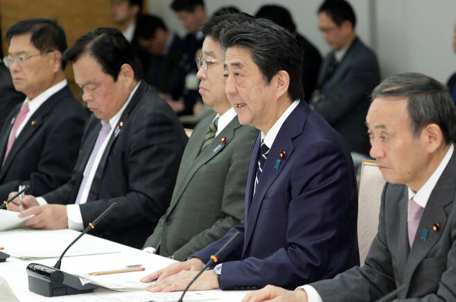 아베 신조(安倍晋三) 일본 총리가 지난 5일 오후 일본 총리관저에서 열린 신종 코로나바이러스 감염증(코로나19) 대책본부 회의에서 발언하고 있다. 일본 정부는 한국이나 중국에서 오는 입국자에 대해 지정한 장소에서 2주간 대기토록 하겠다고 밝혔다. [연합]