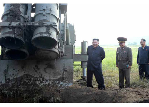 지난해 9월10일 초대형방사포 사격 직후 김정은 북한 국무위원장이 수행원들과 함께 발사현장을 둘러보고 있다. 뉴시스·노동신문