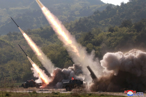 북한군 방사포들이 가상 표적을 향해 방사포탄을 발사하고 있다. 연합뉴스·조선중앙통신