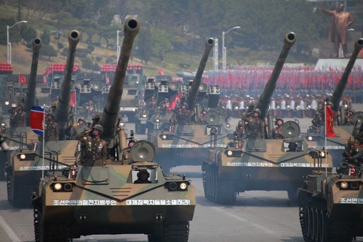 북한군 자주포들이 열병식을 행진하고 있다. 연합뉴스·조선중앙TV