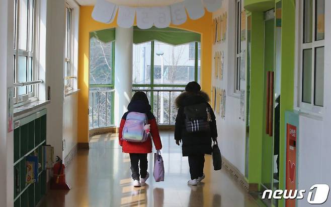 정부가 전국의 유치원과 초·중·고 학교의 개학을 2주 더 연기하기로 발표한 가운데 5일 오후 대전시내의 한 초등학교 긴급돌봄교실에서 학생들이 하교하고 있다. /사진=뉴스1