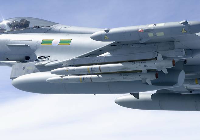 아스람의 경우 AIM-9X와 IRIS-T에 비해 2배 긴 50km 이상의 최대사거리를 자랑한다. 사진=MBDA