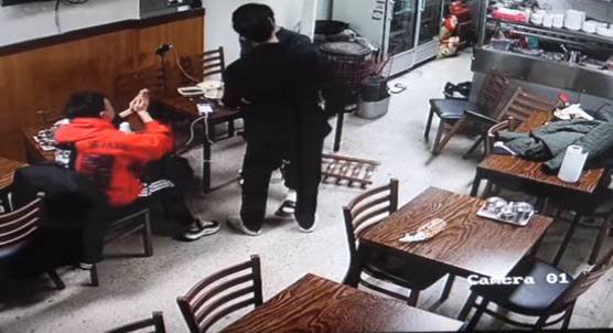 폭행 당시 CCTV 영상. /유튜버 ‘정배우’ 영상 캡처