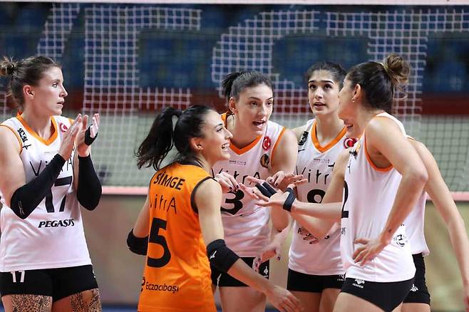 ▲ 티아나 보스코비치(가운데)와 엑자시바쉬 선수들 ⓒ 엑자시바쉬 홈페이지