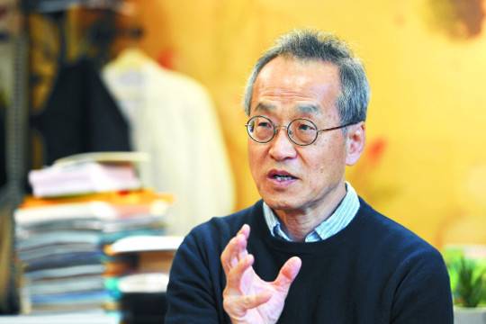 최재천 교수는 하버드대에서 한국인으로는 처음으로 생물학 박사학위를 받았고, 초대 국립생태원장과 유엔생물다양성협약 의장을 지냈다. 통섭의 석학답게 다른 생물과의 공생을 강조하다가 자본주의와 난민문제, 재난기본소득까지 거침없이 이야기가 뻗어 나갔다. 김지훈 기자