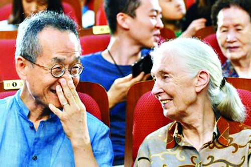 최재천(왼쪽) 교수가 침팬지 연구의 대가인 제인 구달 박사와 2017년 8월 서울 여의도 국회 의원회관 대회의실에서 열린 에코 토크쇼에서 대화를 나누며 웃고 있다. 뉴시스