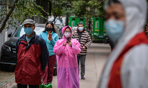 중국 중부 후베이성 우한에서 식품과 야채의 주문을 받기 위해 마스크를 쓴 주민들이 줄을 서 있는 모습. 우한=AFP연합뉴스