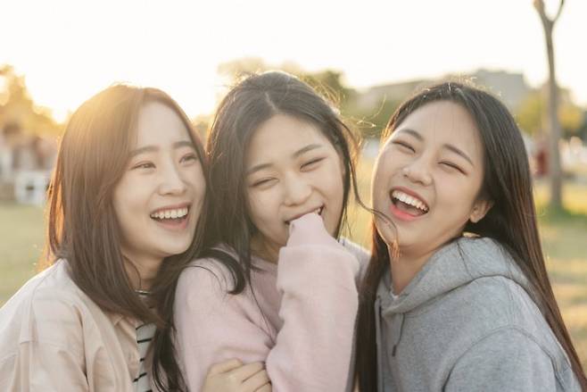 눈둘레근까지 움직이는 뒤센 미소의 극단적인 예인 눈웃음은 보는 사람도 즐겁게 한다. 웃는 사람의 진심이 ‘확실하게’ 느껴지기 때문 아닐까. 그러나 몇몇 연구결과에 따르면 뒤센 미소가 꼭 진짜 미소인 것은 아니다. 게티이미지뱅크 제공