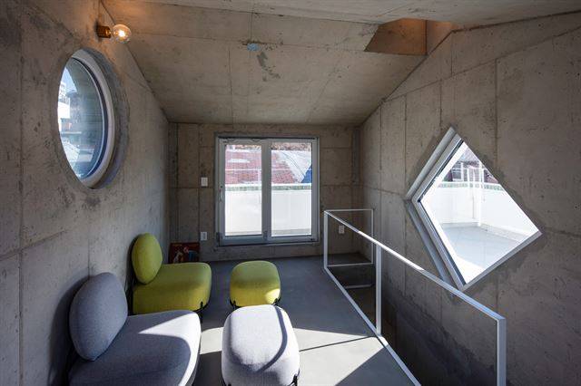 4층 루프톱 공간은 부부의 휴식 공간이다. 비정형의 창으로 다양한 풍경을 감상할 수 있고 테라스에서 햇빛을 쬐기에도 좋다. ©진효숙 건축사진작가