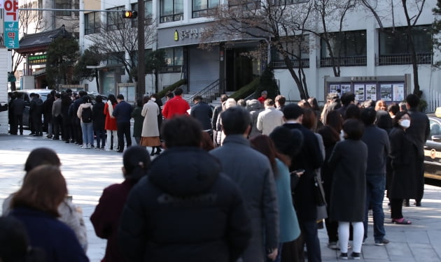 2020년 3월 11일 오후 서울 종로구청 인근 약국 앞에 마스크를 구매하려는 시민들이 차례를 기다리며 줄을 서고 있다. 사진=연합뉴스
