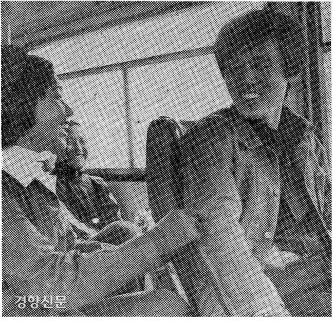 1978년 당시 버스 차장(왼쪽)과 운전기사. 경향신문 자료사진