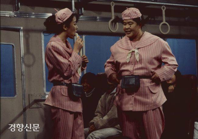 1994~96년 SBS 예능프로그램 <기쁜 우리 토요일>의 인기 코너였던 ‘영자의 전성시대’. 개그맨 이영자가 1975년에 발표된 동명의 영화 속 설정처럼 버스안내양 역할을 했다.