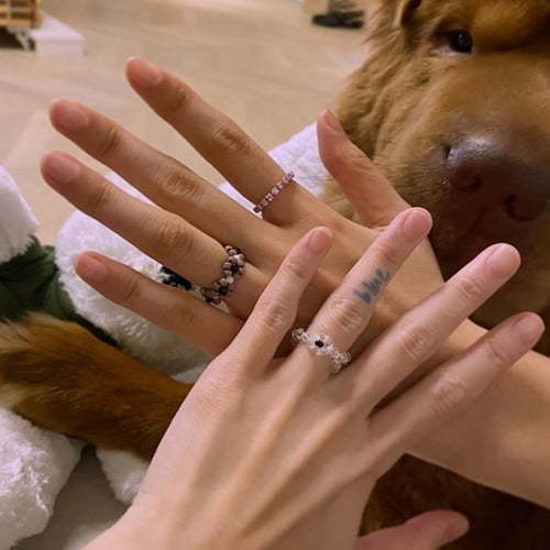 설현이 18일 인스타그램에 지민과 함께 '우정반지'를 낀 손 사진을 공개했다.