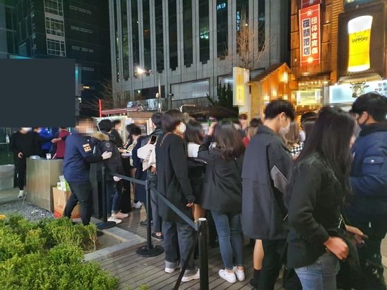19일 오후 11시30분 강남의 한 클럽 앞에 입장하려는 사람들이 줄을 서 있다. 이가람 기자