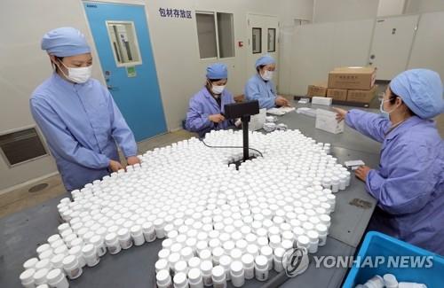 "코로나19 치료 효과" 클로로퀸 생산 재개한 중국 제약사 (난퉁 EPA=연합뉴스) 중국 장쑤성 난퉁에 있는 한 제약회사가 15년만에 말라리아 약제인 클로로퀸 포스페이트 생산을 재개한 가운데 직원들이 27일 해당 약품을 포장하고 있다.