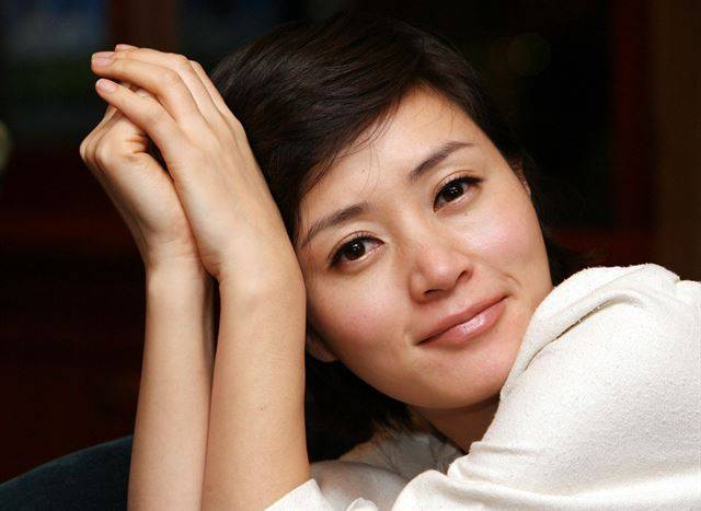 배우 김혜수는 16세에 데뷔한 후 30년 넘게 정상권을 유지하며 발랄하고 씩씩하며 진취적인 여성을 주로 연기하며 여성 배우의 황동 영역을 넓혀왔다. 한국일보 자료사진