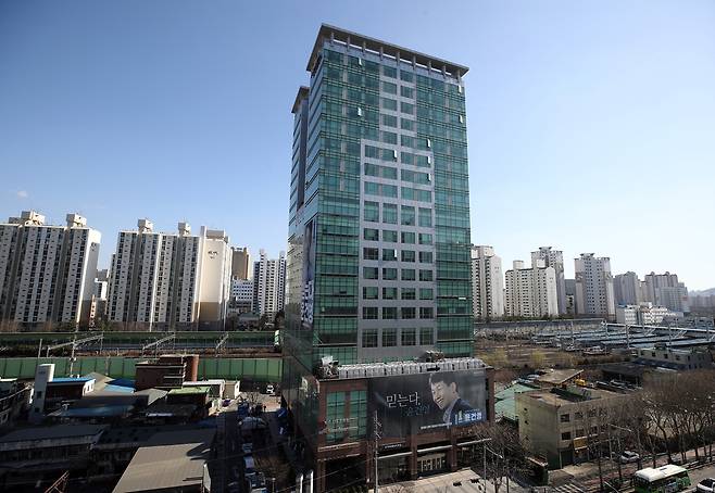 코로나19 집단감염이 발생한 콜센터가 입주해 있는 서울 구로구 신도림동의 코리아빌딩. 연합뉴스 코로나19 집단감염이 발생한 콜센터가 입주해 있는 서울 구로구 신도림동의 코리아빌딩. 연합뉴스
