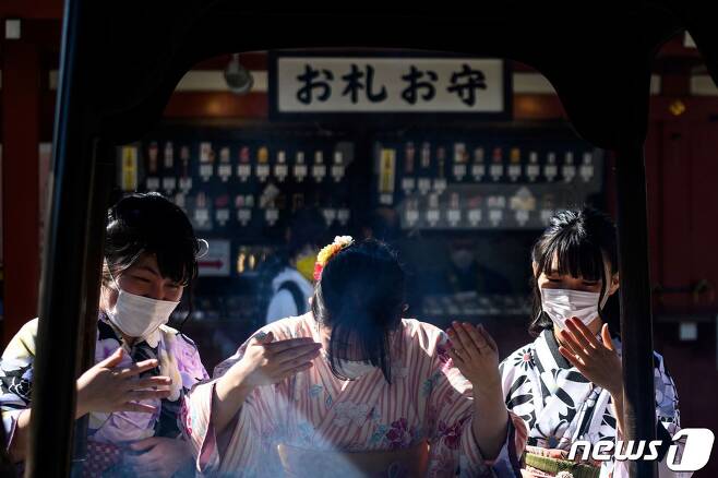 지난 3일 도쿄의 한 신사를 방문한 여성들이 마스크를 쓰고 있다(사진은 기사 내용과 관련이 없음). © AFP=뉴스1
