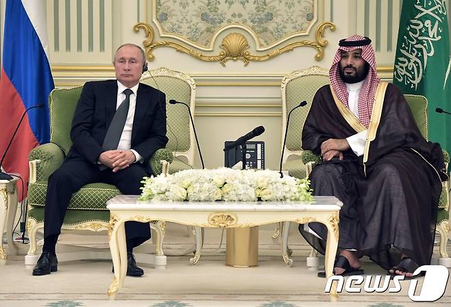 블라디미르 푸틴 러시아 대통령과 무함마드 빈 살만 사우디아라비아 왕세자 © AFP=뉴스1