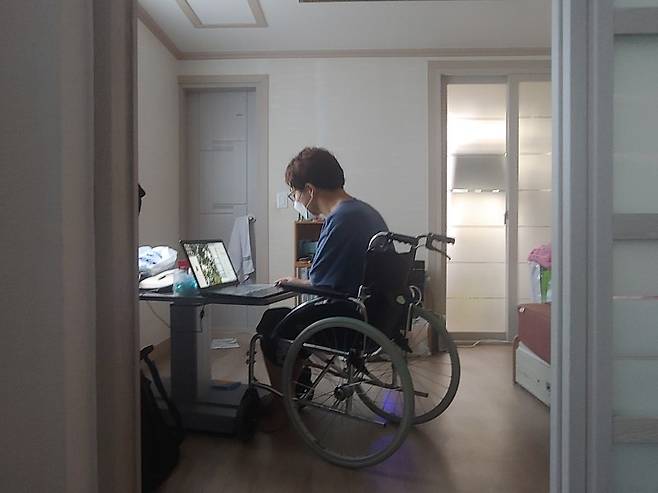 코로나19 확진자와 접촉한 뒤 자가격리 중인 대구 중증장애인 김호형씨가 휠체어를 타고 책상 앞에 앉아 있다. 대구/옥기원 기자