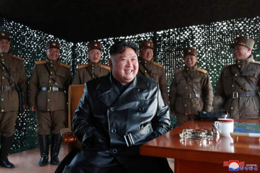 김정은 북한 국무위원장이 21일 전술유도무기 시범사격을 참관했다고 조선중앙통신이 22일 보도했다. 연합뉴스