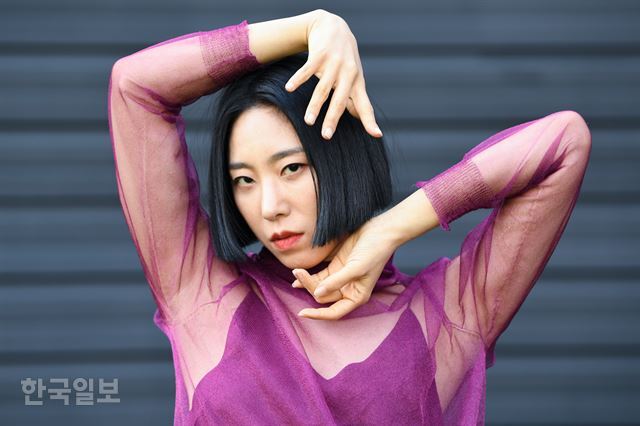 18일 서울 성동구 원밀리언 댄스 스튜디오에서 만난 안무가 리아킴은 "나만의 감성을 담은 작품도 만들고 싶지만, 한편으론 '마카레나'처럼 누구나 따라 할 수 있는 춤도 추고 싶다"고 말했다. 정준희 인턴기자