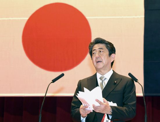 (요코스카 교도=연합뉴스) 아베 신조 일본 총리가 22일 자위대 간부 양성학교인 방위대 졸업식에서 훈시하고 있다.