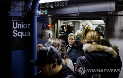 붐비는 뉴욕 지하철(자료사진) [EPA=연합뉴스]