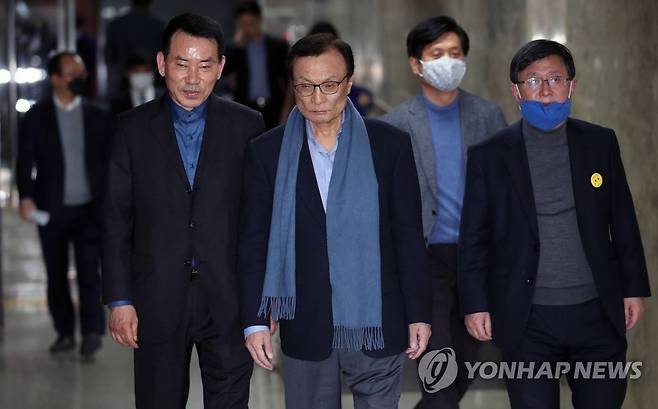 더불어민주당 의원총회 참석하는 이해찬 대표 (서울=연합뉴스) 김인철 기자 = 더불어민주당 이해찬 대표가 25일 오후 국회에서 열린 의원총회에 참석하기 위해 회의장으로 향하고 있다. yatoya@yna.co.kr