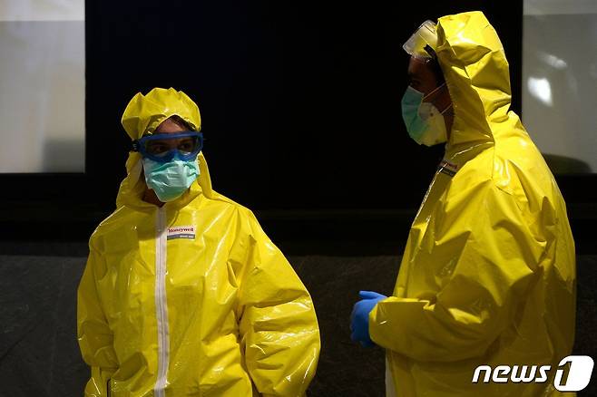 마스크·고글 등 감염병 보호장비를 착용한 스페인 구급요원들. © AFP=뉴스1