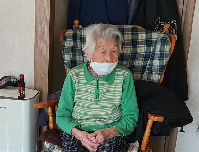 올해 97세로 신종 코로나바이러스 감염증(코로나19) 확진 판정을 받았다가 12일만에 완치된 황영주 할머니가 26일 경북 청도군 각남면 집에서 청도군청 직원과 이야기를 나누고 있다. 청도군 제공