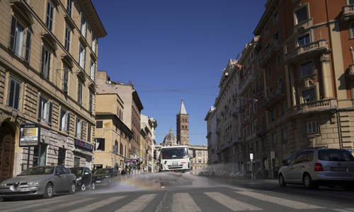 신종 코로나바이러스 감염증(코로나19) 확산으로 인한 인명 피해가 극심한 이탈리아 로마에서 25일(현지시간) 트럭 한 대가 거리를 다니며 소독제를 뿌리고 있다. 로마 AP=연합뉴스