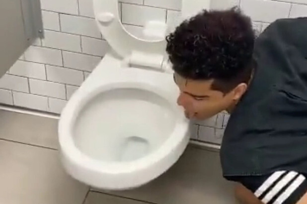 혀로 공공화장실 변기를 핥는 모습을 담은 동영상을 올린 미국의 한 SNS 유명인이 며칠 뒤 코로나19 확진판정을 받았다고 주장했다.