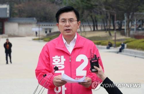 복지 공약 발표하는 황교안 (서울=연합뉴스) 김인철 기자 = 제21대 총선에서 서울 종로구에 출마하는 미래통합당 황교안 대표가 26일 오후 종로구 종묘광장공원 입구에서 복지 공약을 발표하고 있다. 2020.3.26 yatoya@yna.co.kr (끝)
