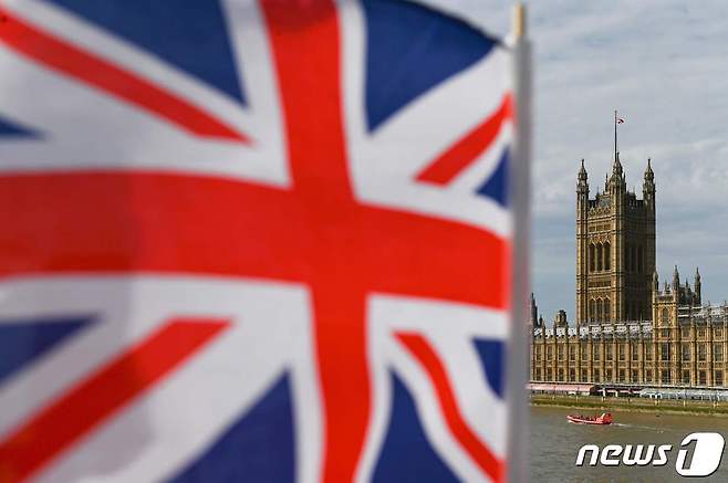 영국 국기 뒤로 런던 웨스트민스터 국회의사당이 보인다. © AFP=뉴스1