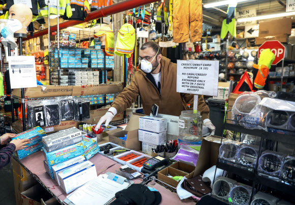 코로나19 확진자가 미국 뉴욕시 브루클린에서 한 의료인이 건설자재 판매점인 세이프티 킹에서 장갑과 마스크를 사고 있다.뉴욕 로이터 연합뉴스