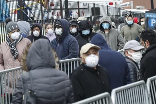 뉴욕 퀸스의 한 병원 앞에서 코로나19 검사 기다리는 시민들 [AP=연합뉴스]