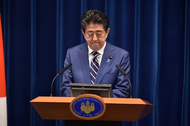 아베 신조 일본 총리가 28일 기자회견을 하고 있다./사진=AFP