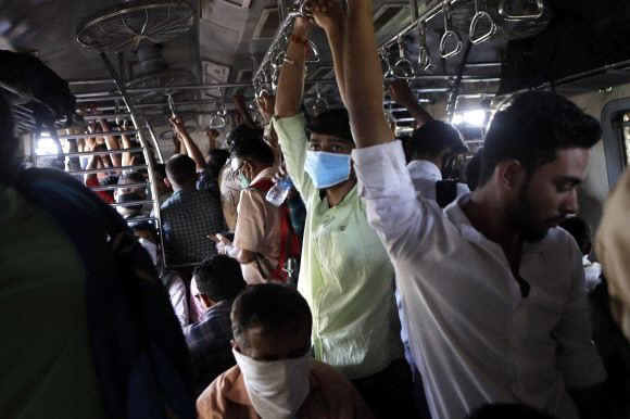 21일간 봉쇄령이 내려진 인도의 뭄바이를 지나는 기차가 사람들로 북적이고 있다(사진=AP 연합뉴스)