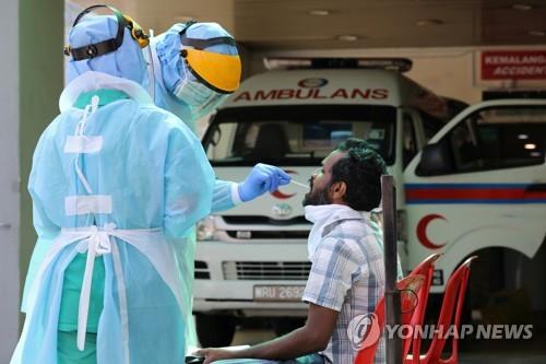 말레이시아의 코로나19 진단 검사 [로이터=연합뉴스]