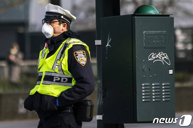 마스크를 쓴 미국 뉴욕 경찰 © AFP=뉴스1