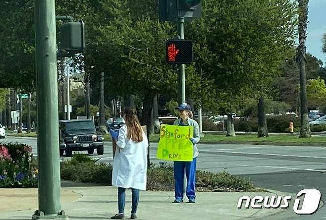 지난 28일 캘리포니아 스탠포드 대학병원의 의료진들이 거리로 나서 시민들에게 의료 보호구 기부에 동참할 것을 호소하고 있다. (사진=김소형 스탠포드대 리서치센터 디렉터 페이스북) © 뉴스1