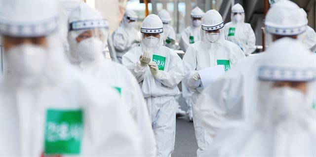 29일 대구 중구 계명대 대구동산병원에서 마스크와 방호복을 착용한 의료진이 이동하고 있다. 대구=연합뉴스